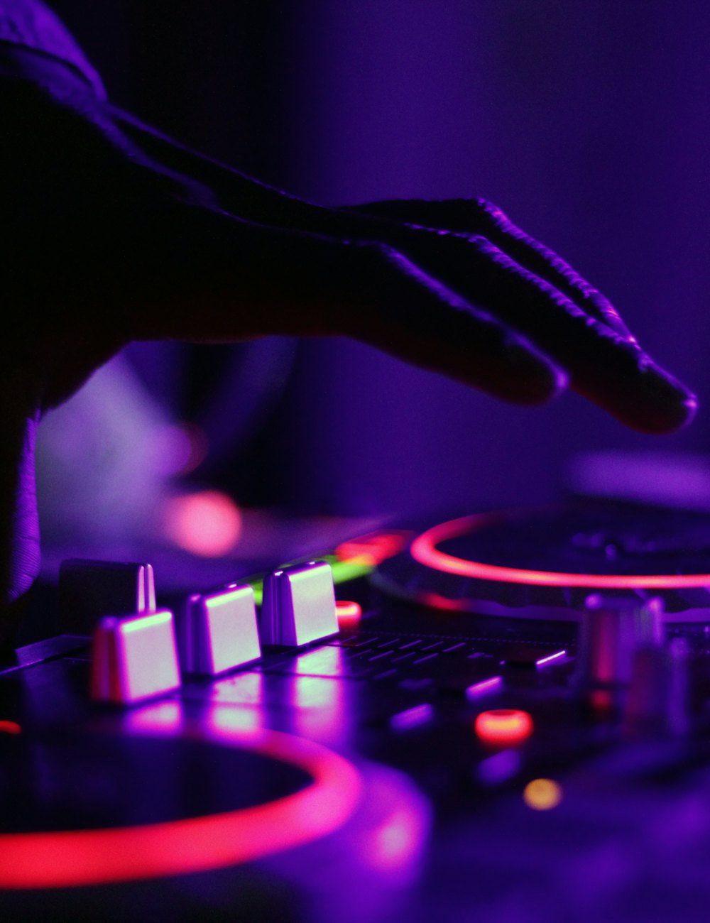DJ con tornamesa